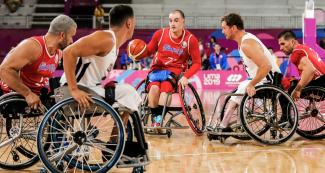 Zachary Blair de EEUU en acción en enfrentamiento de baloncesto en silla de ruedas contra Puerto Rico en la Villa Deportiva Nacional – VIDENA en Lima 2019