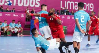 Jugadores de equipos de México y Puerto Rico se disputan el control del balón en partido de balonmano de los Juegos Lima 2019 en la Villa Deportiva Nacional – VIDENA.