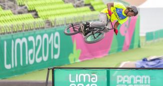Julio Mosquera de Ecuador en acción en competencia de BMX estilo libre masculino de los Juegos Lima 2019 en la Costa Verde San Miguel