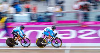 Argentinian cyclist just ahead its Colombian opponent at the track cycling competition at the National Sports Village – VIDENA