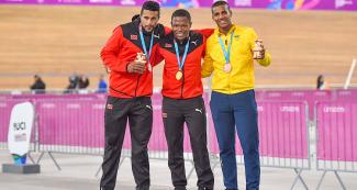 Njisane Philip de Trinidad y Tobago, Nicholas Paul de Trinidad y Tobago, Kevin Quintero de Colombia, muestran medallas ganadas de Plata, Oro y Bronce, respectivamente en ciclismo de pista, en los Juegos Lima 2019, en la Villa Deportiva Regional del Callao.
