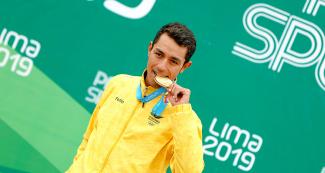 Daniel Martinez de Colombia posa orgulloso con su medalla de oro luego de prueba contra reloj en los Juegos Lima 2019 en el Circuito San Miguel