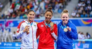 Dolores Hernández de Mexico, medalla de plata, Jennifer Abel de Canadá, medalla de oro, y Brooke Schultz de Estados Unidos, medalla de bronce, durante las finales de clavados 3m femenino en Lima 2019