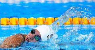 Alyssa Gialamas de EE. UU. en competencia de Para natación 200 m libre femenino S5 en Lima 2019 en la Villa Deportiva Nacional – VIDENA.