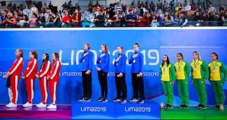 Equipo de Canadá, medalla de plata; USA, medalla de oro y Brasil, medalla de bronce son las felices ganadoras de la competencia final de relevo combinado 4x100 femenino, en los Juegos Lima 2019