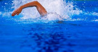 James Dergousoff de Canadá nadando en competencia de relevo libre mixto en los Juegos Lima 2019, en la Villa Deportiva Nacional – VIDENA.