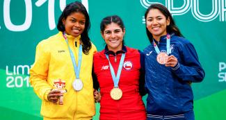 Geiny Pajaro de Colombia (plata), Maria Moya de Chile (oro) y Dalia Soberanis de Guatemala (bronce) posan orgullosas con sus medallas de la prueba de 300m contrarreloj femenino en los Juegos Lima 2019