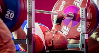 Juan Acevedo de Chile en acción en competencia de Para powerlifting hombres -59 kg en Lima 2019 en la Villa Deportiva Nacional – VIDENA