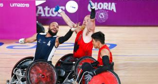 John Orozco de Colombia se enfrenta a Zachary Madell de Canadá en rugby en silla de ruedas mixto en el Polideportivo Villa el Salvador en Lima 2019 