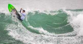 Tamil Martino de Perú compite en surf, en los Juegos Lima 2019, en Punta Rocas