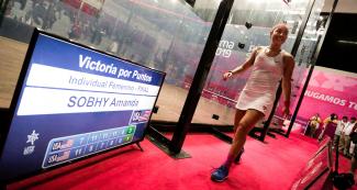 Amanda Sobhy de EEUU sonríe luego de ganar en la final de squash contra su compatriota Olivia Blatchford en los Juegos Lima 2019 en la Villa Deportiva Nacional – VIDENA