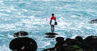 El peruano Alonso Correa contempla las olas en preparación para su presentación en la competencia de Surf en los Juegos Panamericanos Lima 2019 en Punta Rocas.