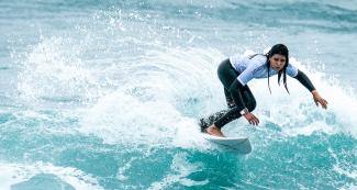 Lucia Indurain de Argentina demuestra su concentración y dedicación sobre las olas en su presentación en la competencia de Surf en los Juegos Panamericanos Lima 2019 en Punta Rocas.