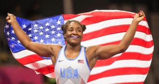 Tamyra Mensah sonríe con la bandera de Estados Unidos tras ganar la medalla de oro de Lucha Libre, en los Juegos Lima 2019, en la Villa Deportiva Regional del Callao