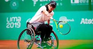 Carolina Moreno de Perú se enfrenta a Emmy Kaiser de EE. UU. en tenis en silla de ruedas en Lima 2019 en el Club Lawn Tennis.