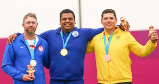 Braden Gellenthien de USA, Roberto Hernandez de El Salvador y Daniel Muñoz de Colombia, ganan en tiro con arco individual