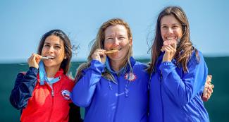 Francisca Crovetto de Chile, y Kimberly Rhode y Dania Vizzi de Estados Unidos, muestran orgullosas sus medallas de la competencia de Skeet de los Juegos Lima 2019, en la Escuela Militar de Chorrillos.