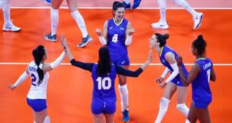Equipo de vóleibol de Brasil celebra punto contra Argentina en enfrentamiento por el bronce en los Juegos Lima 2019 en la Villa Deportiva Regional del Callao