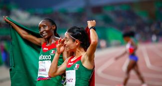 Mexicanas Risper Biyaki y Ursula Sanchez celebran tras culminar carrera final de atletismo, en los Juegos Panamericanos Lima 2019, en la VIDENA