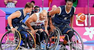 Equipos de Canadá y Colombia buscan el balón en semifinal de baloncesto en silla de ruedas en Lima 2019 en la Villa Deportiva Nacional – VIDENA