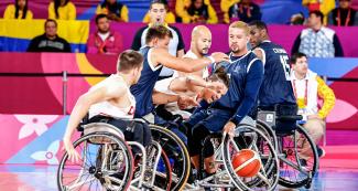 Para deportistas de Canadá y Colombia se avientan por el balón en semifinal de baloncesto en silla de ruedas en Lima 2019 en la Villa Deportiva Nacional – VIDENA