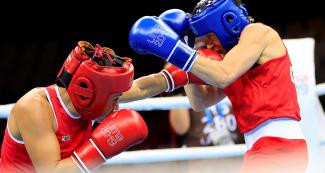 Sabrina Aubin de Canadá se enfrenta en box a Yeni Arias de Colombia en los Juegos Lima 2019 en la Villa Deportiva Regional del Callao
