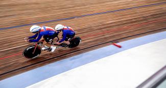Wendy Werthaiser de EE. UU. acompañada de su piloto Jennifer Sharp compiten en Para ciclismo de pista en la Villa Deportiva Nacional – VIDENA en Lima 2019