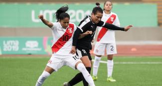 Scarleth Flores de Perú arrebata balón a Jamaica durante jugada de fútbol, en Lima 2019, en el Estadio San Marcos 