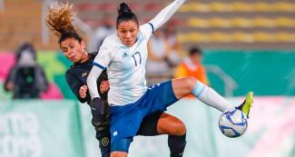 Argentinian footballer Mariela Coronel faces off Costa Rican Raquel Rodríguez during the first round of football of Group B, at the Lima 2019 Games, at San Marcos Stadium