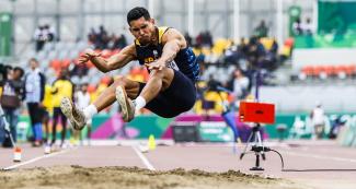 Mateus Evangelista de Brasil compite en Para atletismo en salto de longitud T37/38 en la Villa Deportiva Nacional – VIDENA en los Juegos Parapanamericanos Lima 2019.