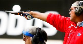Marino Heredia de Cuba participa en competencia de 50 m pistola de Para tiro en Lima 2019 en la Base Aérea Las Palmas