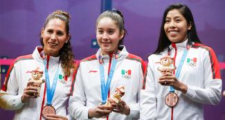 Mexicans Samantha Teran, Diana Soledad Anguiano and Diana García received the bronze medal in the Lima 2019 squash competition, at the National Sports Village – VIDENA 