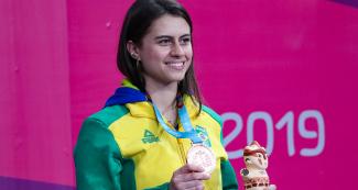 Bruna Takahashi de Brasil posa con la medalla de bronce y un cuchimilco luego de la competencia de tenis de mesa femenino de los Juegos Lima 2019 en la Villa Deportiva Nacional – VIDENA