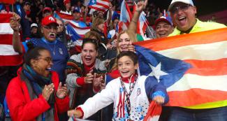Fans del tenis de mesa de Puerto Rico celebran el oro de Adriana Diaz en la final de la competencia de tenis de mesa femenino de los Juegos Lima 2019 en la Villa Deportiva Nacional – VIDENA