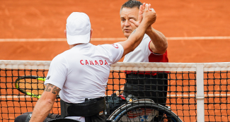 Bryan Barten de EE. UU y Mitchell McIntyre de Canadá se dan la mano antes de partido por el bronce en tenis en silla de ruedas en Lima 2019 en el Club Lawn Tenis