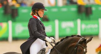 Lindsay Kellock de Canadá montada sobre su caballo Floratina en competencia de ecuestre adiestramiento individual en Lima 2019 en la Escuela de Equitación del Ejército.