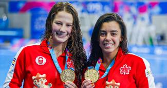 Meaghan Benfeito y Caeli McKay de Canadá sonríen con las medallas de clavados sincronizados 10 m en Lima 2019 en la Villa Deportiva Nacional – VIDENA.