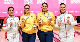 Aseret Zetter de México (plata), Clara Guerrero de Colombia (oro) y Maria Rodriguez de Colombia y Iliana Lomeli de México (bronce) posan orgullosas con sus medallas de bowling de Lima 2019 en la Villa Deportiva Nacional – VIDENA.