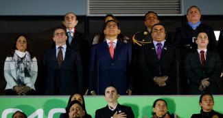 Martin Vizcarra, presidente del Perú, de pie para el himno en la clausura de los Juegos Parapanamericanos Lima 2019 en la Villa Deportiva Nacional – VIDENA