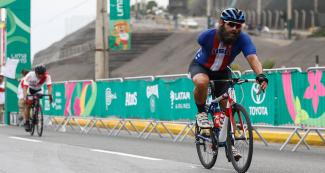 Joseph Berenyi de EE. UU. compite en Para ciclismo de ruta masculino C1-3 en Lima 2019 en la Costa Verde San Miguel