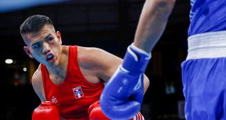 Jose Lucar de Perú se enfrenta a Francisco Cantabrana de México en los cuartos de final de boxeo pesado masculino 91 kg en Lima 2019 en la Villa Deportiva Regional del Callao.