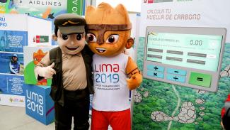 Guido Mascota Oficial del Servicio Nacional de Áreas Naturales Protegidas por el Estado (Sernanp) y Milco, mascota de los Juegos Lima 2019, abrazados junto a herramienta de huella de carbono. 