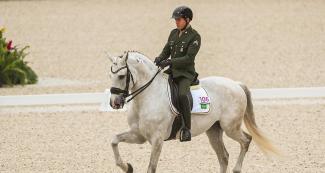 Joao Marcari de Brasil en acción a caballo en competencia de ecuestre adiestramiento individual en Lima 2019 en la Escuela de Equitación del Ejército.