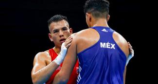 Jose Lucar de Perú y Francisco Cantabrana de México compiten en los cuartos de final de boxeo pesado masculino 91 kg en Lima 2019 en la Villa Deportiva Regional del Callao