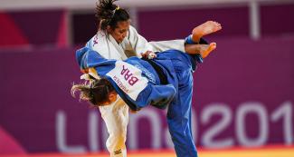 Larissa Pimenta de Brasil compite contra Luz Olvera de México por el oro en judo mujeres 52 kg en Lima 2019 en la Villa Deportiva Nacional – VIDENA.