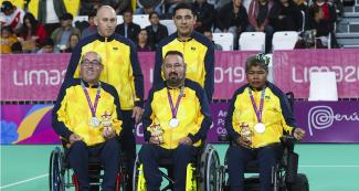 Equipo brasilero de boccia parejas BC4 posa orgullosos en el podio con medallas de plata de Lima 2019 en el Polideportivo Villa el Salvador