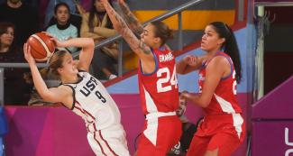 Mikayla Pivec de EE. UU. disputa el balón con Jazmone Gwathmey de Puerto Rico en partido de baloncesto femenino, en los Juegos Lima 2019 en el Coliseo Eduardo Dibos.