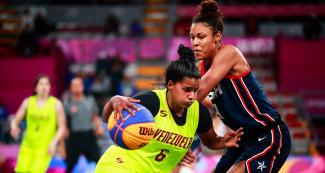 Yosimar Corrales de Venezuela se enfrenta a Olivia Nelson de EE. UU. en baloncesto 3x3 en el Coliseo Eduardo Dibos, en Lima 2019.