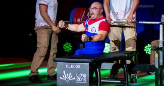Juan Carlos Garrido celebrando su nuevo récord de para powerlifting