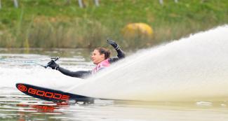 Rini McClintock de Canadá compite ferozmente en esquí acuático, en Lima 2019 en la Laguna Bujama.